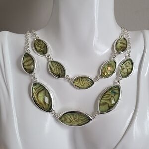 Vintage Gloria Vanderbilt Silver Tone Double Layered Green Serpentine Necklace